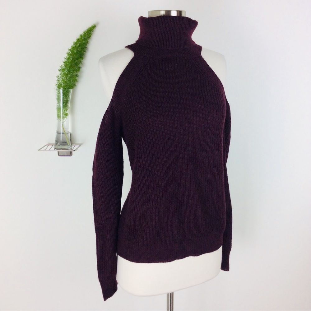 Kendall & Kylie Turtle Neck Cold Shoulder Top (S)